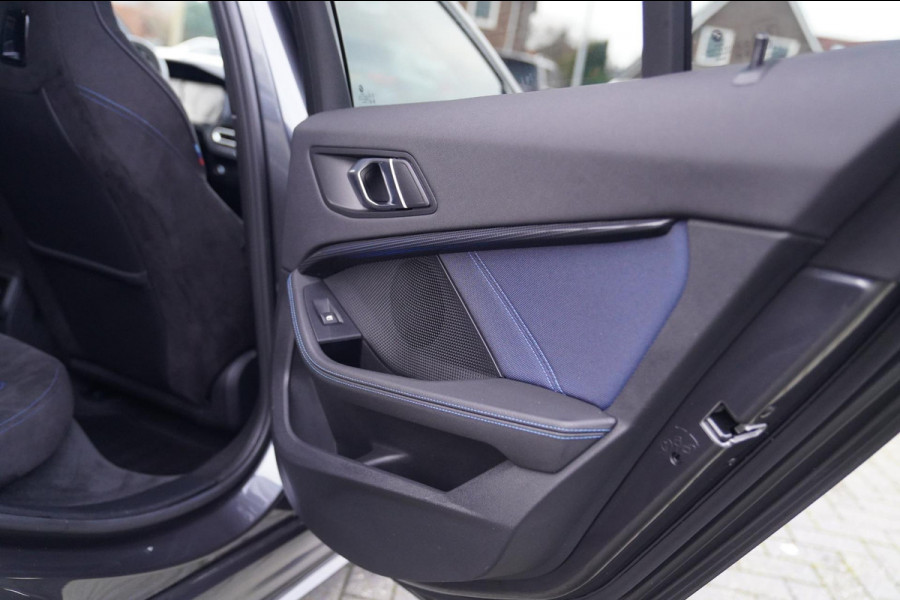 BMW 1-serie M135i xDrive High Executive | Facelift | Multimedia | LED | Stuurwiel verwarmd | Stoelverwarming | NAP | Navigatie |