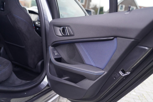 BMW 1-serie M135i xDrive High Executive | Facelift | Multimedia | LED | Stuurwiel verwarmd | Stoelverwarming | NAP | Navigatie |