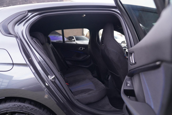 BMW 1-serie M135i xDrive High Executive | Facelift | Multimedia | LED | Stuurwiel verwarmd | Stoelverwarming | NAP | Navigatie |