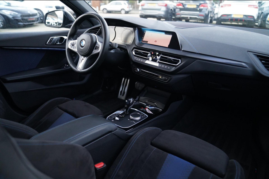 BMW 1-serie M135i xDrive High Executive | Facelift | Multimedia | LED | Stuurwiel verwarmd | Stoelverwarming | NAP | Navigatie |