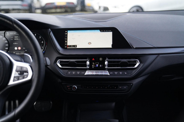 BMW 1-serie M135i xDrive High Executive | Facelift | Multimedia | LED | Stuurwiel verwarmd | Stoelverwarming | NAP | Navigatie |