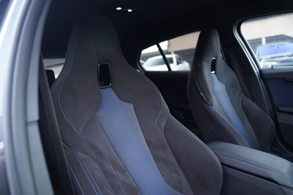 BMW 1-serie M135i xDrive High Executive | Facelift | Multimedia | LED | Stuurwiel verwarmd | Stoelverwarming | NAP | Navigatie |