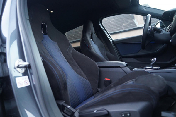 BMW 1-serie M135i xDrive High Executive | Facelift | Multimedia | LED | Stuurwiel verwarmd | Stoelverwarming | NAP | Navigatie |