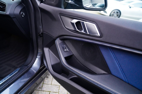 BMW 1-serie M135i xDrive High Executive | Facelift | Multimedia | LED | Stuurwiel verwarmd | Stoelverwarming | NAP | Navigatie |