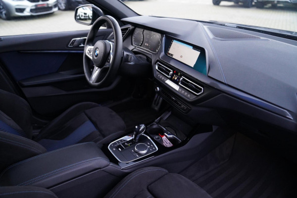 BMW 1-serie M135i xDrive High Executive | Facelift | Multimedia | LED | Stuurwiel verwarmd | Stoelverwarming | NAP | Navigatie |