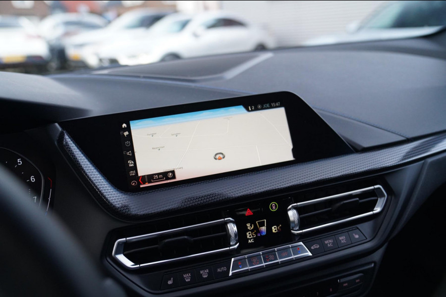 BMW 1-serie M135i xDrive High Executive | Facelift | Multimedia | LED | Stuurwiel verwarmd | Stoelverwarming | NAP | Navigatie |
