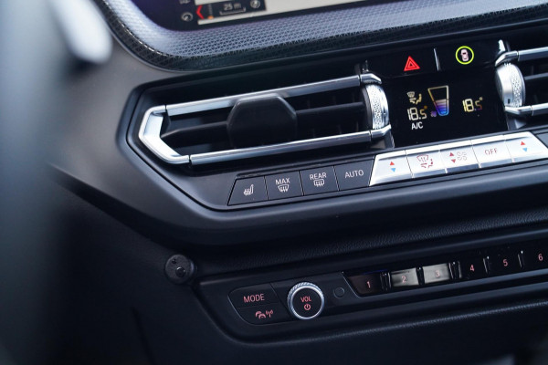 BMW 1-serie M135i xDrive High Executive | Facelift | Multimedia | LED | Stuurwiel verwarmd | Stoelverwarming | NAP | Navigatie |
