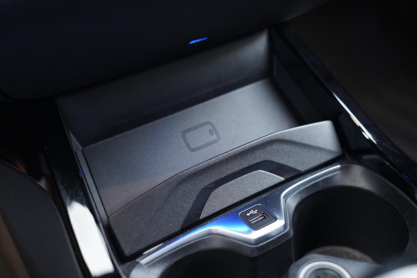 BMW 1-serie M135i xDrive High Executive | Facelift | Multimedia | LED | Stuurwiel verwarmd | Stoelverwarming | NAP | Navigatie |