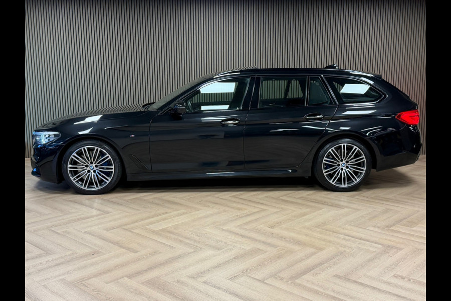 BMW 5 Serie Touring 540i M xDrive High Executive AUT. PANORAMADAK HEAD-UP NAVIGATIE CAMERA STOELVERWARMING LEDER SFEERVERLICHTING