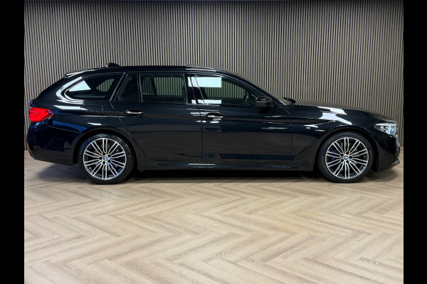 BMW 5 Serie Touring 540i M xDrive High Executive AUT. PANORAMADAK HEAD-UP NAVIGATIE CAMERA STOELVERWARMING LEDER SFEERVERLICHTING