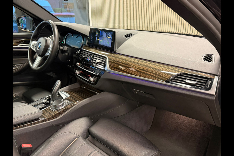 BMW 5 Serie Touring 540i M xDrive High Executive AUT. PANORAMADAK HEAD-UP NAVIGATIE CAMERA STOELVERWARMING LEDER SFEERVERLICHTING