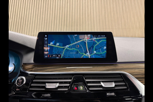 BMW 5 Serie Touring 540i M xDrive High Executive AUT. PANORAMADAK HEAD-UP NAVIGATIE CAMERA STOELVERWARMING LEDER SFEERVERLICHTING