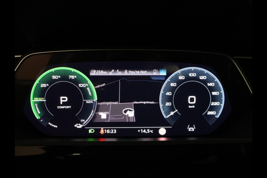 Audi e-tron 55 QUATTRO 95 kWh + TREKHAAK | NACHTZICHT | LUCHTVERING | HEAD-UP | ADAPTIVE CRUISE CONTROL