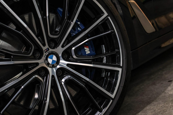 BMW 5 Serie M550i xDrive *Nachtzicht*Massage*H/K*360 Camera*Trekhaak*