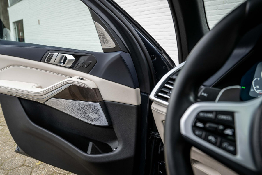 BMW X5 xDrive45e M-Sport 4-Wielsturing Individual B&W
