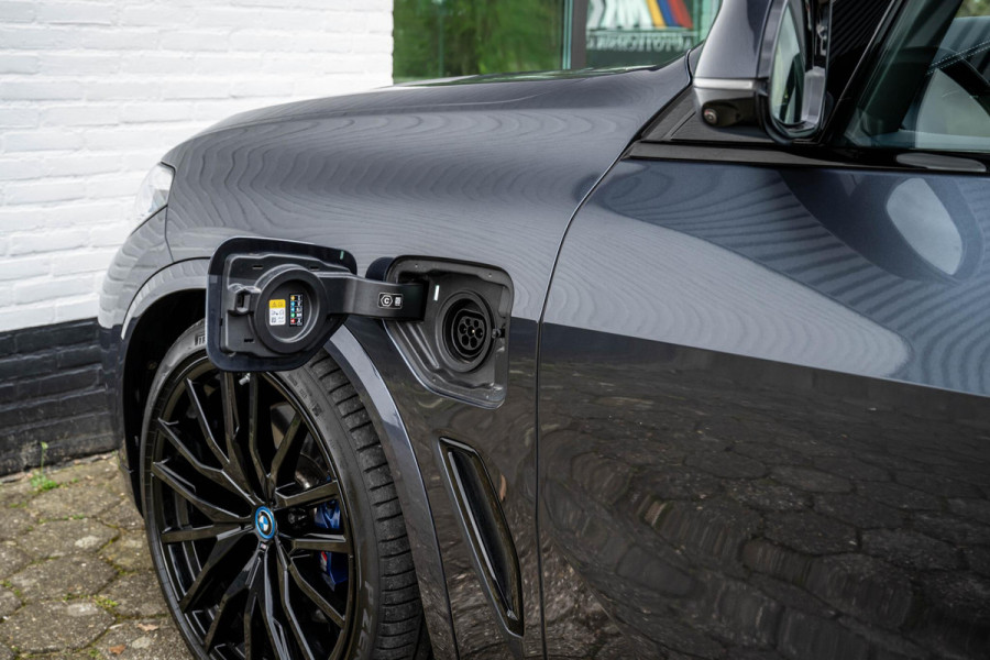 BMW X5 xDrive45e M-Sport 4-Wielsturing Individual B&W