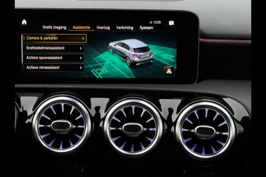 Mercedes-Benz A-Klasse 200 Business Solution 163 pk AMG styling, nieuw model, camera, sfeerverlichting, panoramadak, parelmoer wit