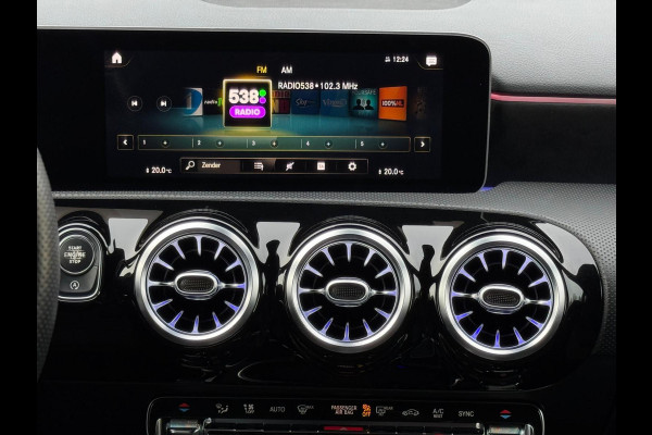 Mercedes-Benz A-Klasse 200 Business Solution 163 pk AMG styling, nieuw model, camera, sfeerverlichting, panoramadak, parelmoer wit