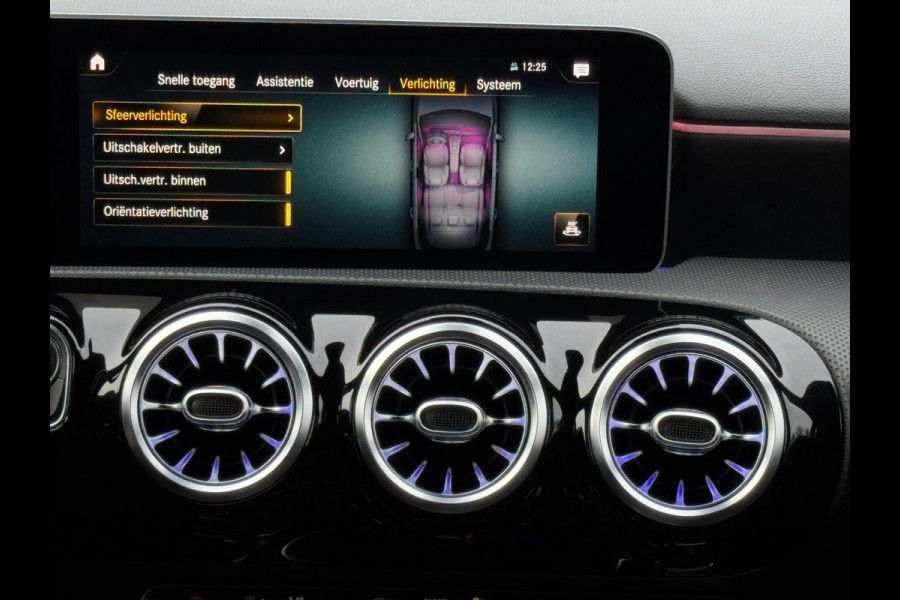 Mercedes-Benz A-Klasse 200 Business Solution 163 pk AMG styling, nieuw model, camera, sfeerverlichting, panoramadak, parelmoer wit