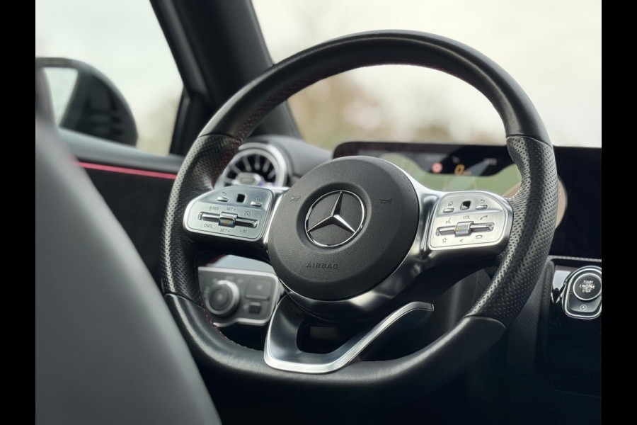 Mercedes-Benz A-Klasse 200 Business Solution 163 pk AMG styling, nieuw model, camera, sfeerverlichting, panoramadak, parelmoer wit