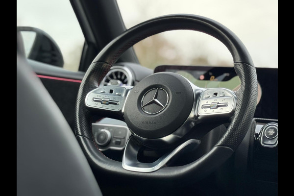 Mercedes-Benz A-Klasse 200 Business Solution 163 pk AMG styling, nieuw model, camera, sfeerverlichting, panoramadak, parelmoer wit