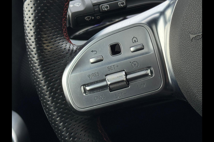 Mercedes-Benz A-Klasse 200 Business Solution 163 pk AMG styling, nieuw model, camera, sfeerverlichting, panoramadak, parelmoer wit