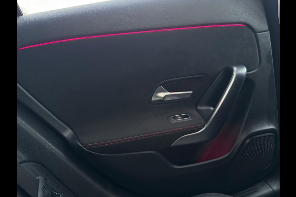 Mercedes-Benz A-Klasse 200 Business Solution 163 pk AMG styling, nieuw model, camera, sfeerverlichting, panoramadak, parelmoer wit