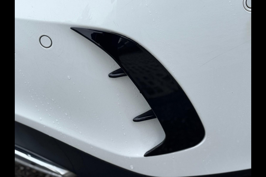 Mercedes-Benz A-Klasse 200 Business Solution 163 pk AMG styling, nieuw model, camera, sfeerverlichting, panoramadak, parelmoer wit