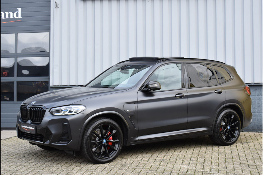 BMW X3 xDrive30e M-Pakket 292 Pk Frozen Black M-Stoelen Pano Navi 360 Memory Hud Carbon Camera Leder Laser 20 Inch