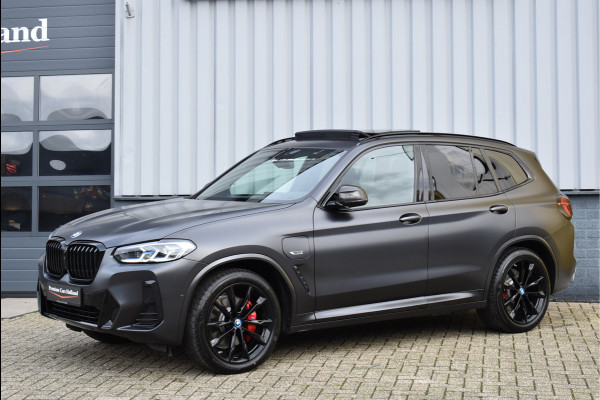 BMW X3 xDrive30e M-Pakket 292 Pk Frozen Black M-Stoelen Pano Navi 360 Memory Hud Carbon Camera Leder Laser 20 Inch