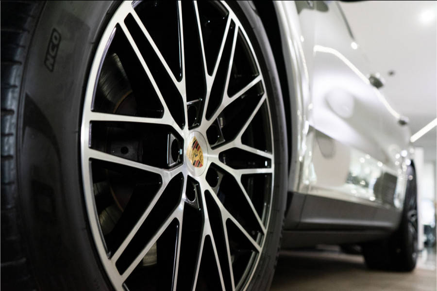 Porsche Cayenne 3.0 E-Hybrid 470PK | Krijt | Pano | InnoDrive | Sfeer | Bose | Lucht | 12 MND Garantie