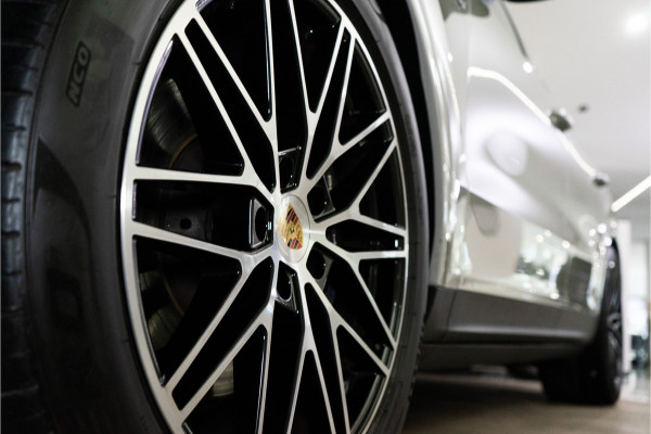 Porsche Cayenne 3.0 E-Hybrid 470PK | Krijt | Pano | InnoDrive | Sfeer | Bose | Lucht | 12 MND Garantie