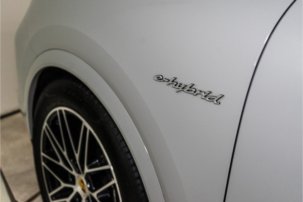 Porsche Cayenne 3.0 E-Hybrid 470PK | Krijt | Pano | InnoDrive | Sfeer | Bose | Lucht | 12 MND Garantie