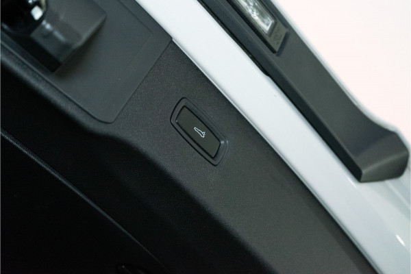 Porsche Cayenne 3.0 E-Hybrid 470PK | Krijt | Pano | InnoDrive | Sfeer | Bose | Lucht | 12 MND Garantie