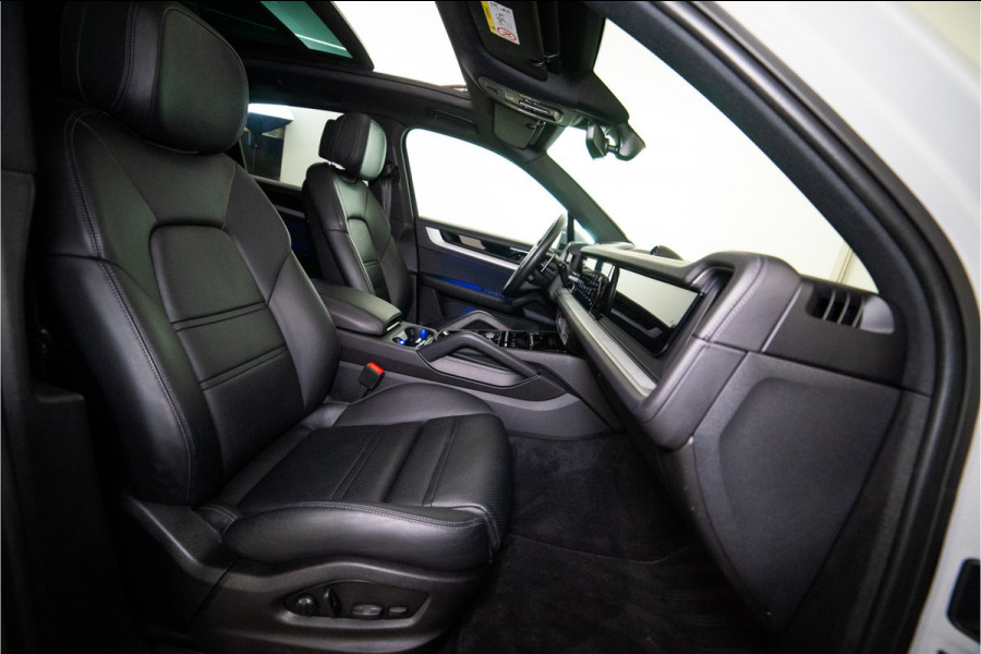 Porsche Cayenne 3.0 E-Hybrid 470PK | Krijt | Pano | InnoDrive | Sfeer | Bose | Lucht | 12 MND Garantie