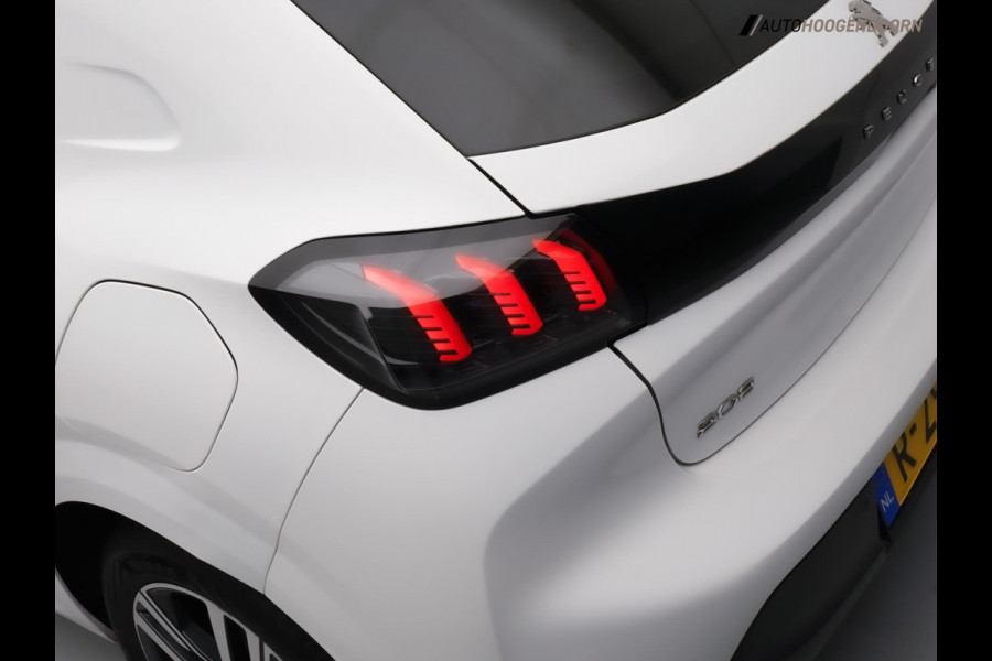 Peugeot 208 1.2 PureTech Allure Sportive 100PK (APPLE CARPLAY,LED,CAMERA,SPORTSTOELEN,3D DISPLAY,CLIMATE,CRUISE,LM-VELGEN)