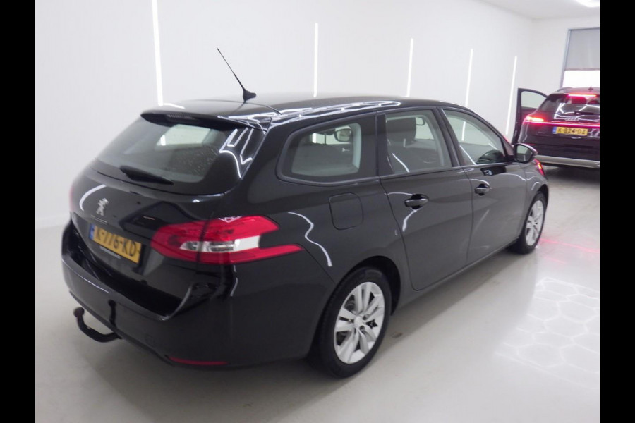 Peugeot 308 SW 1.2 PureTech Blue Lease Active Airco Navi Carplay PDC Achter Trekhaak Lichtmetalen velgen Cruise Control Distr. riem reeds vervangen! APK 01-2027