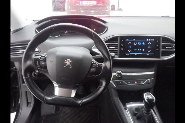 Peugeot 308 SW 1.2 PureTech Blue Lease Active Airco Navi Carplay PDC Achter Trekhaak Lichtmetalen velgen Cruise Control Distr. riem reeds vervangen! APK 01-2027