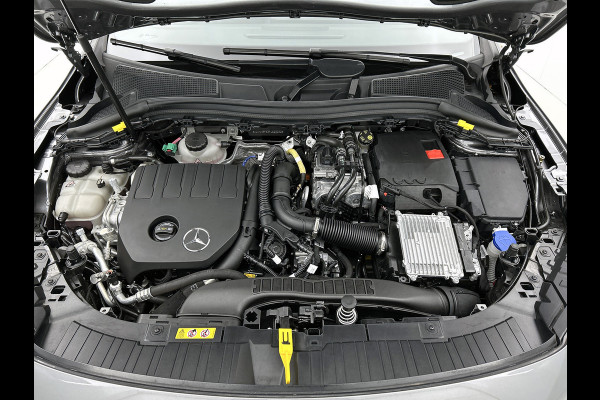 Mercedes-Benz GLA 250 e AMG Plug-In Hybride 5 spaaks lichtmetalen velgen | Navigatie | Parking support met camera | Inclusief 24 maanden MB Certified garantie voor Europa.