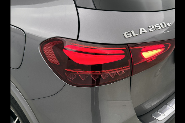 Mercedes-Benz GLA 250 e AMG Plug-In Hybride 5 spaaks lichtmetalen velgen | Navigatie | Parking support met camera | Inclusief 24 maanden MB Certified garantie voor Europa.