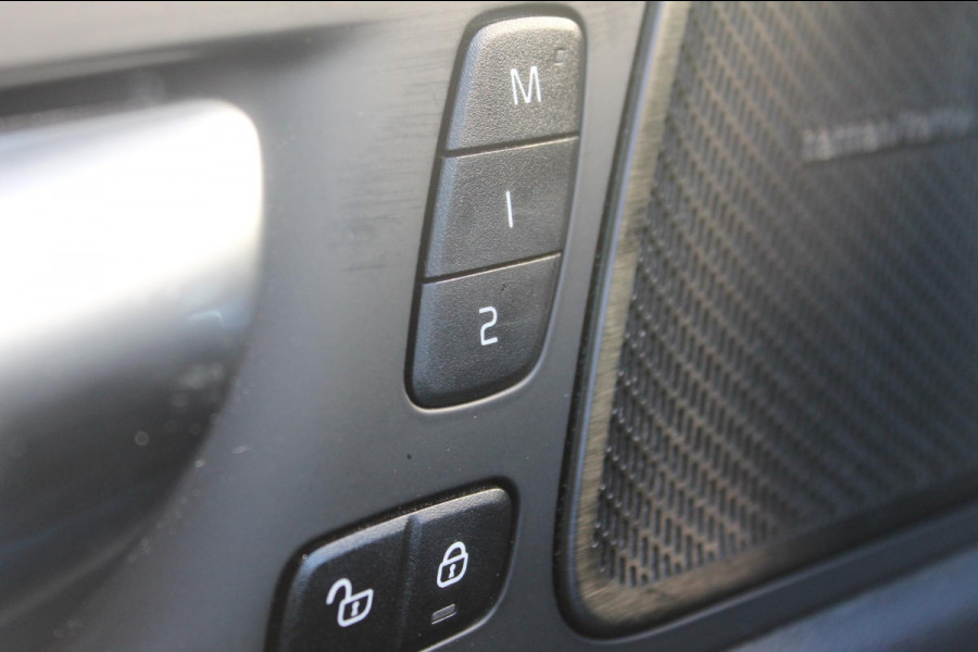 Volvo XC60 B5 250PK Automaat Momentum Exclusive Harman Kardon audio / Panormaisch schuif-kanteldak / Elektrisch met geheugen verstelbare voorstoelen