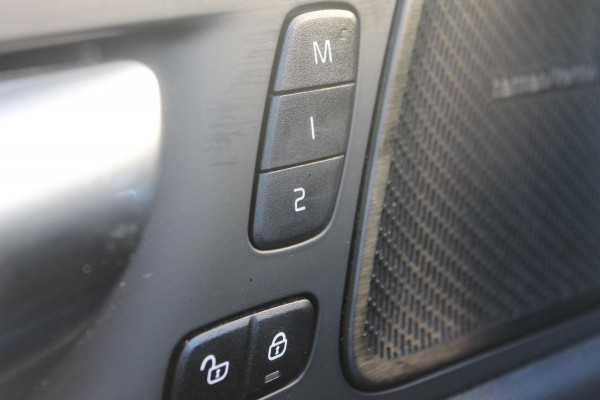Volvo XC60 B5 250PK Automaat Momentum Exclusive Harman Kardon audio / Panormaisch schuif-kanteldak / Elektrisch met geheugen verstelbare voorstoelen