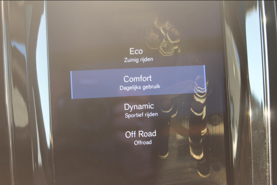 Volvo XC60 B5 250PK Automaat Momentum Exclusive Harman Kardon audio / Panormaisch schuif-kanteldak / Elektrisch met geheugen verstelbare voorstoelen