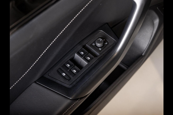 Volkswagen T-Roc 1.5 TSI R-Line Blackstyle / 150pk / Stoel en stuur verwarming / Achteruitrij camera / Keyless /