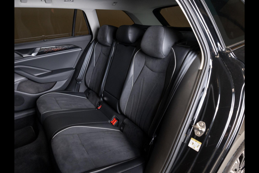 Volkswagen Passat Variant 1.5 eTSI Elegance Business / 150pk / Panorama dak / Trekhaak / Dodehoek / Stoel en stuur verwarming /