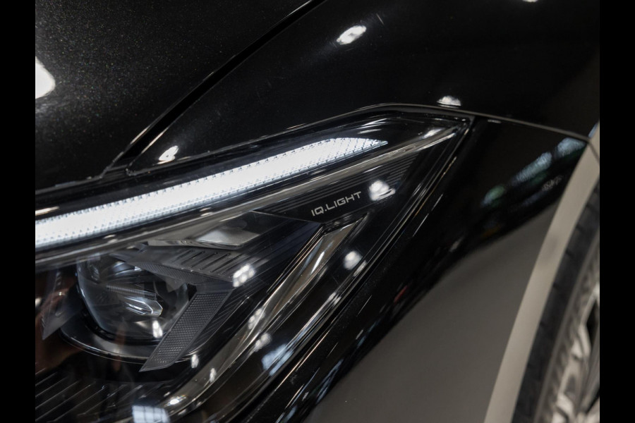 Volkswagen Passat Variant 1.5 eTSI Elegance Business / 150pk / Panorama dak / Trekhaak / Dodehoek / Stoel en stuur verwarming /