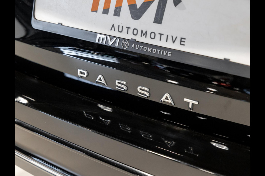 Volkswagen Passat Variant 1.5 eTSI Elegance Business / 150pk / Panorama dak / Trekhaak / Dodehoek / Stoel en stuur verwarming /