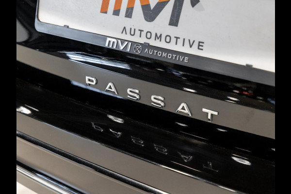 Volkswagen Passat Variant 1.5 eTSI Elegance Business / 150pk / Panorama dak / Trekhaak / Dodehoek / Stoel en stuur verwarming /