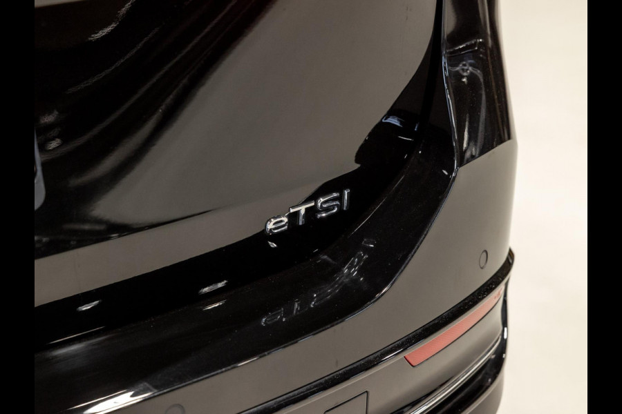 Volkswagen Passat Variant 1.5 eTSI Elegance Business / 150pk / Panorama dak / Trekhaak / Dodehoek / Stoel en stuur verwarming /