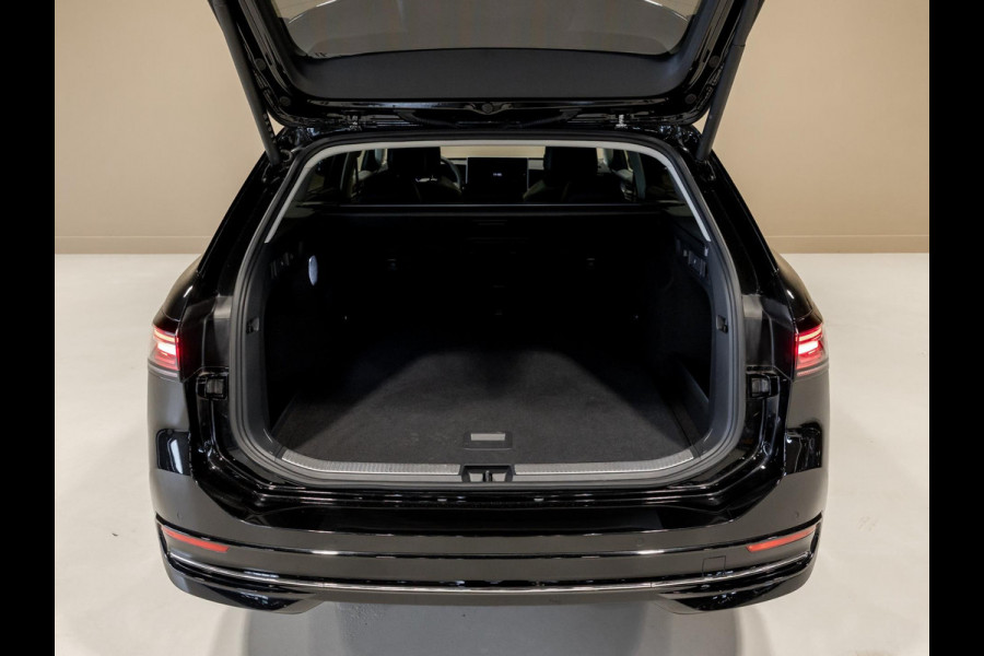 Volkswagen Passat Variant 1.5 eTSI Elegance Business / 150pk / Panorama dak / Trekhaak / Dodehoek / Stoel en stuur verwarming /